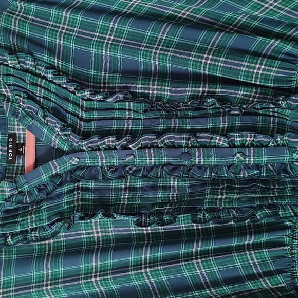 Torrid Plaid Short Sleeve Ruffled Front Top Size 4 - Picture 2 of 5